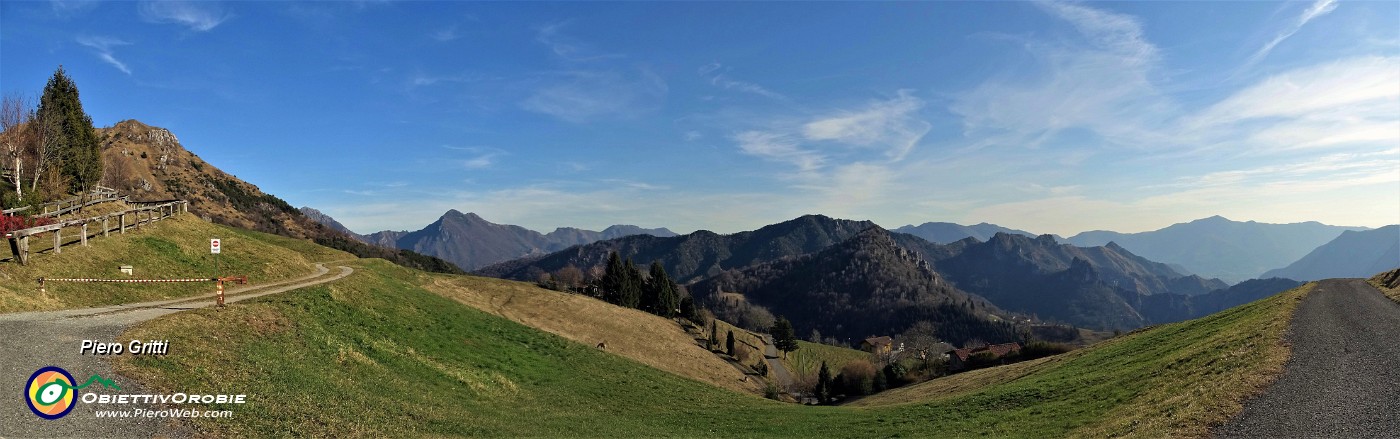 10 Dopo un tratto di stradetta asfaltata prendere a sx la salita sterrata accanto alla bella villetta, seguendo le indicazioni   .jpg